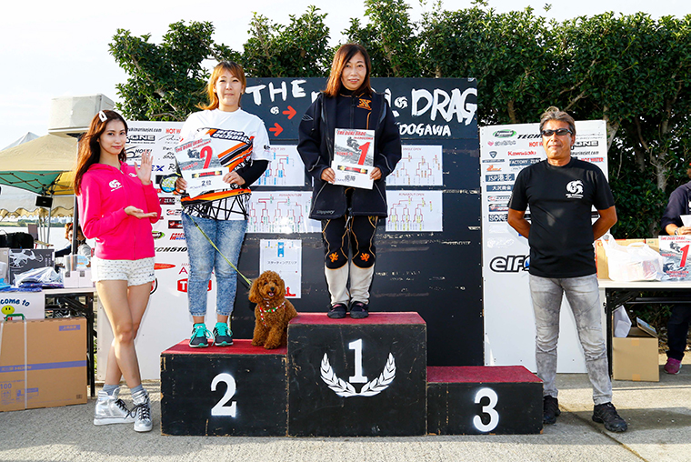 デュアルドラッグ第19戦、ウィメン120クラス、表彰式