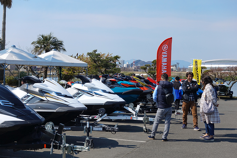 高年式の極上艇から往年のヴィンテージモデルまで、幅広い層の中古水上バイクが会場限定特価で並ぶ