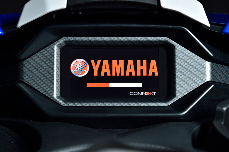 ヤマハMJ-FXシリーズに採用されるタッチパネル式コネクスト・マルチファンクションディスプレイの起動画面