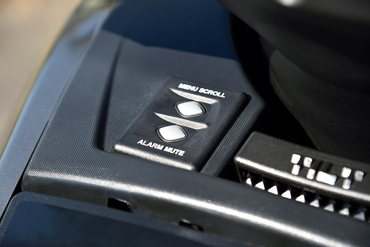 ヤマハMJ-FXシリーズに採用されるコネクスト・マルチファンクションディスプレは走行中もボタンで一部画面の表示が可能