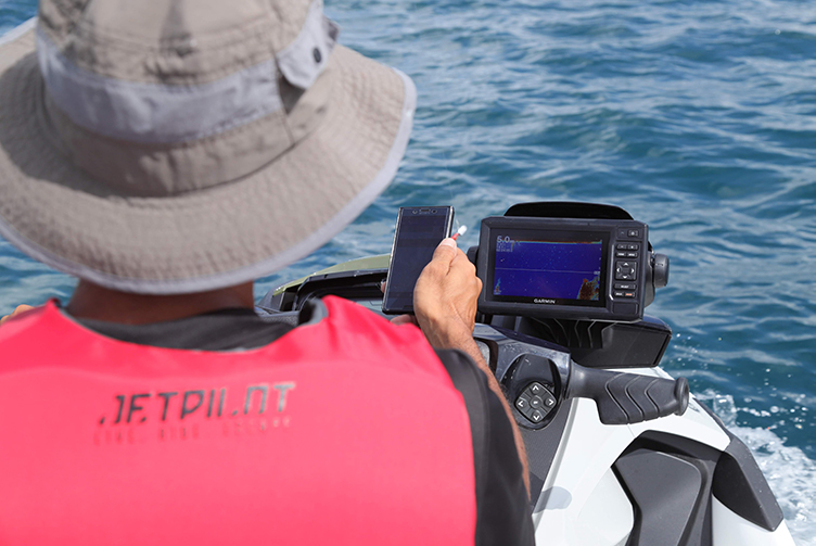 水上バイクでの釣りで、海釣りアプリを使用して根・魚礁を探す