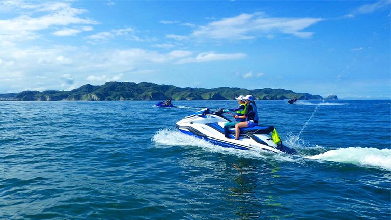 房総マリーナで水上バイクを楽しむ女性