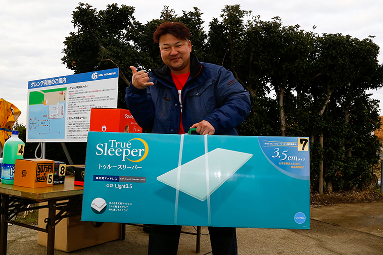 エムワングランプリで賞品を受け取る参加者