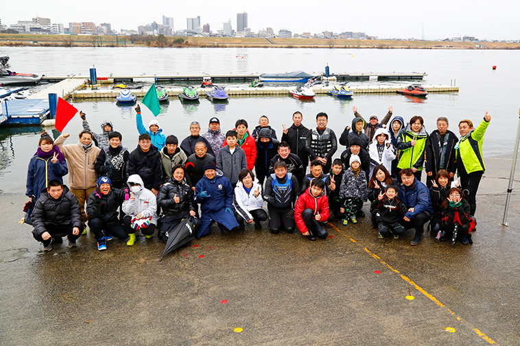 冬場の水上バイクレース、エムワングランプリの参加者たち