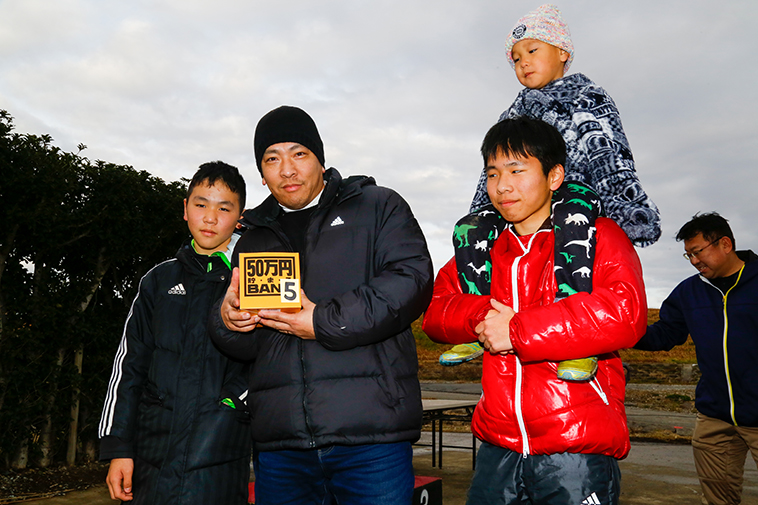 エムワングランプリで賞品を受け取る参加者