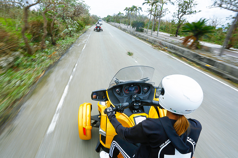宮古島の島内を走るスパイダー