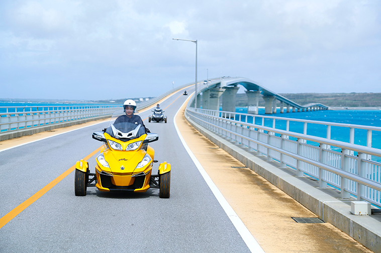 岩婦大橋を伊良部島から宮古島へ渡るスパイダー