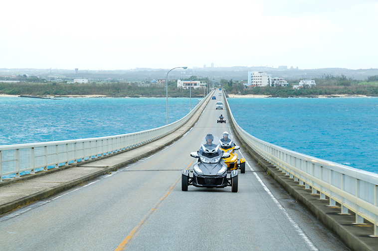 宮古島から来間島へと来間大橋を渡るスパイダー