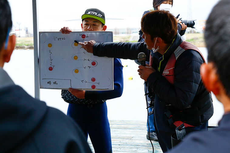 ライダーズミーティングでコースの説明をする55HEAVENの加藤さん