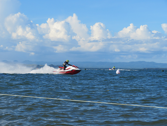 タクロバンの水上バイクレース