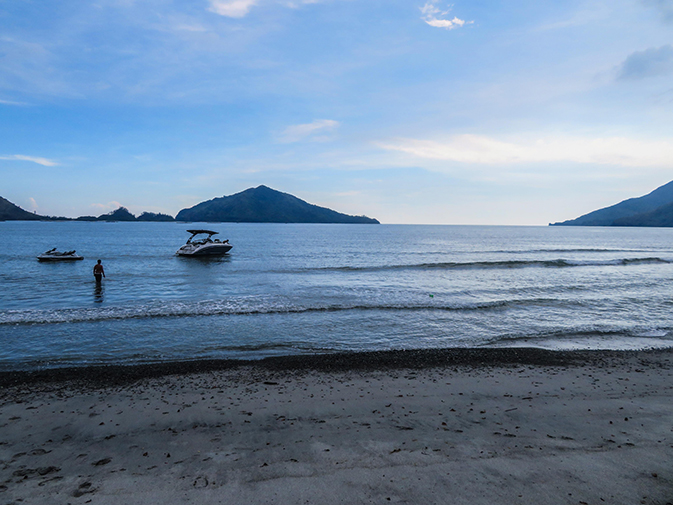 スポーツボートと水上バイクでツーリング