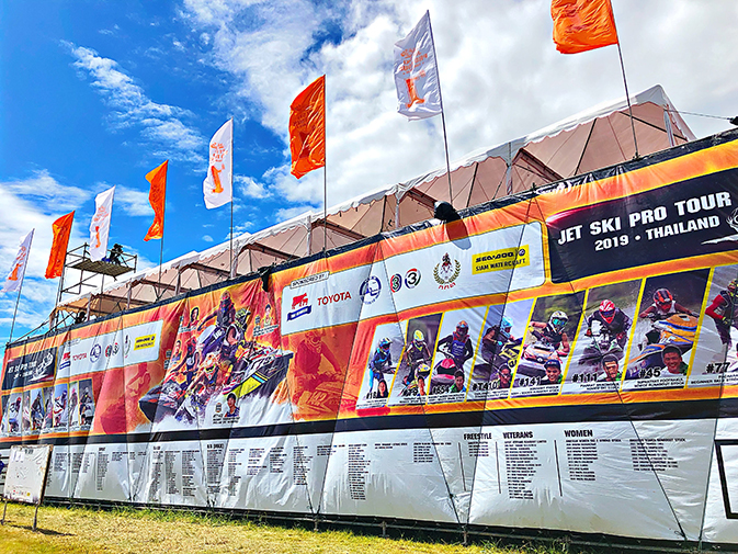 タイでおこなわれた、水上バイクレースのスタンド