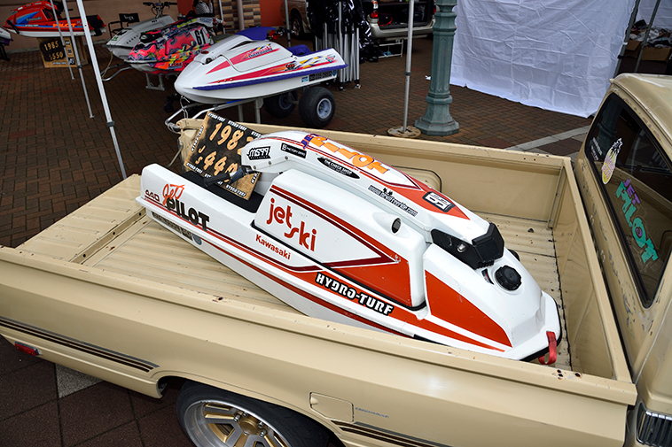 OUT A TIMEに展示されたヴィンテージ水上バイクJS550とハイラックスピックアップ