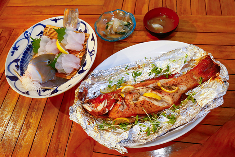 沖縄での水上バイクフィッシングで釣り上げたマクブとアカジンを恩納村のレストランで美味しく食べる