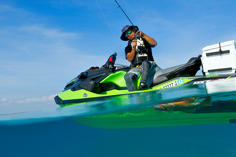 釣り人の楽園!! 沖縄の水上バイクフィッシング│HOT WATER Webマガジン