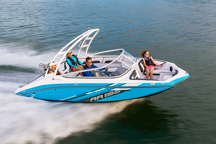 2021 YAMAHA SPORT BOAT Line-up│ウェイクハルと一体型可動式ウェイクブースター採用の255XE誕生│HOT WATER  Webマガジン