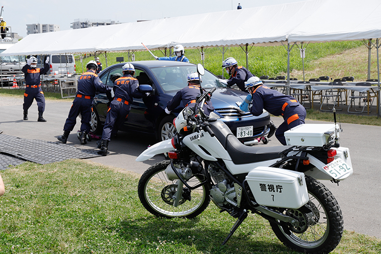 警視庁災害警備総合訓練│災害対策用オフロード白バイ