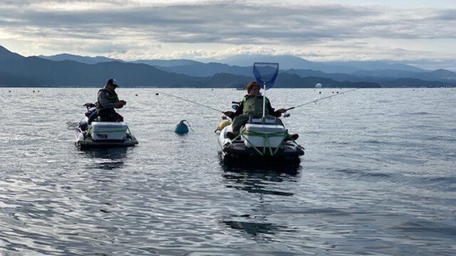 二刀流で挑むひとも。両方同時に掛かったらどうするのか気になる。 2021ジェットフィッシング大会in浅虫